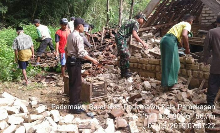 Dihajar Hujan dan Angin Kencang, Rumah di Kretek Pamekasan Ambruk