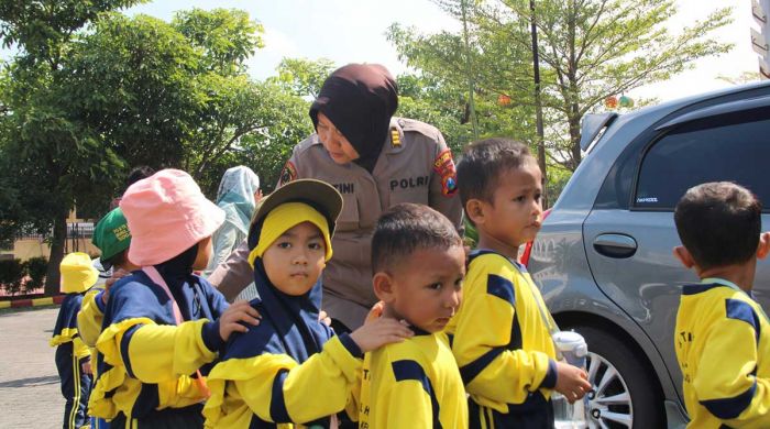 Satlantas Polresta Sidoarjo Edukasi Siswa TK Nurul Huda Mengenal Profesi