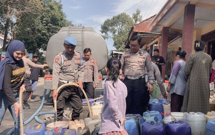 Alumni Bharaduta D’Pandiga Nusantara Polres Pasuruan Berbagi 4 Tangki Air Bersih di Dua Desa ini Alumni Bharaduta D’Pandiga Nusantara Polres Pasuruan Berbagi 4 Tangki Air Bersih di Dua Desa ini