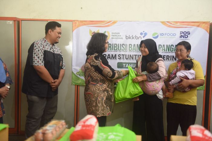 Program Pengentasan Stunting, Pj Wali Kota Kediri Serahkan Bantuan Cadangan Pangan Pemerintah Program Pengentasan Stunting, Pj Wali Kota Kediri Serahkan Bantuan Cadangan Pangan Pemerintah