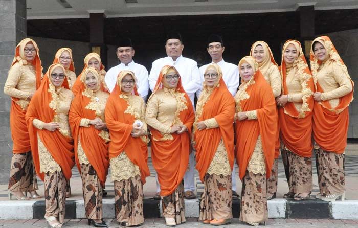 Peringati HUT, Bupati Sambari dan PNS Pemkab Berpakaian Khas Gresik Peringati HUT, Bupati Sambari dan PNS Pemkab Berpakaian Khas Gresik