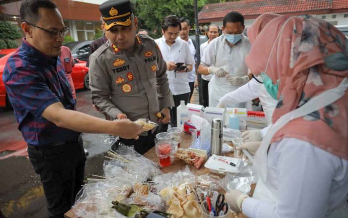 Sidak Takjil, Pemkot Kediri Minta Pedagang Tak Pakai Koran untuk Bungkus Makanan