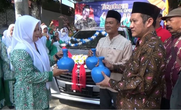 Iwan Zunaih Serahkan Bantuan Mobil untuk Fatayat NU Ujungpangkah Gresik Iwan Zunaih Serahkan Bantuan Mobil untuk Fatayat NU Ujungpangkah Gresik