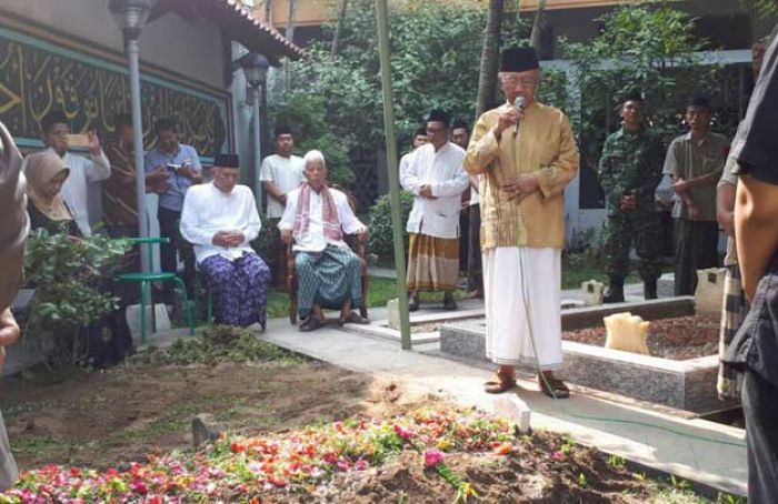 Ribuan Santri Tebuireng Mengiringi Pemakaman Cucu KH Hasyim Asy Ribuan Santri Tebuireng Mengiringi Pemakaman Cucu KH Hasyim Asy