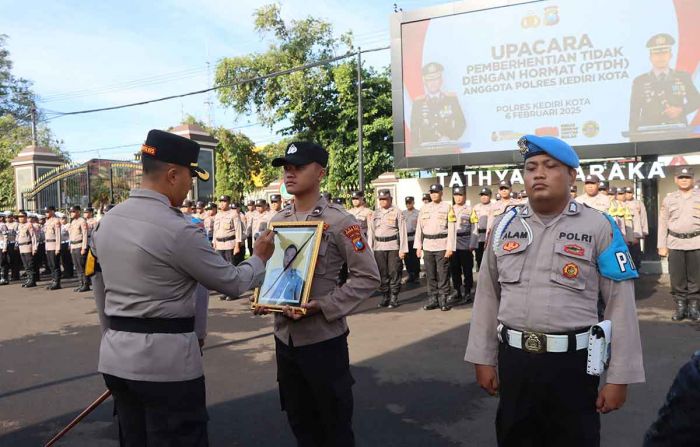 Kapolres Kediri Kota Pimpin Upacara PTDH In Absentia Kapolres Kediri Kota Pimpin Upacara PTDH In Absentia