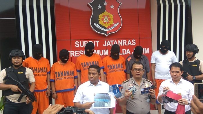 Suka Memeras, Kelompok Setingkat Gajah Oleng Dibekuk Tim Jatanras Polda Jatim Suka Memeras, Kelompok Setingkat Gajah Oleng Dibekuk Tim Jatanras Polda Jatim