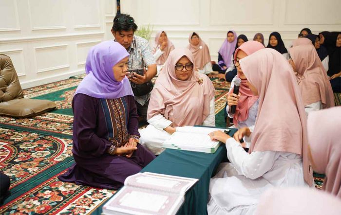 Gandeng Dinsos Jatim dan Gerkatin, Khofifah Tadarrus Bersama 80 Penyandang Tunarungu Wicara Gandeng Dinsos Jatim dan Gerkatin, Khofifah Tadarrus Bersama 80 Penyandang Tunarungu Wicara