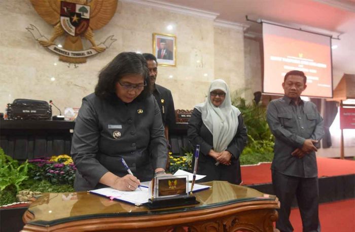 Pj Wali Kota Kediri dan Pimpinan DPRD Teken Persetujuan Raperda soal Perubahan APBD 2024 Jadi Perda Pj Wali Kota Kediri dan Pimpinan DPRD Teken Persetujuan Raperda soal Perubahan APBD 2024 Jadi Perda