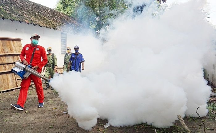 Cegah DBD dan Chikungunya, Pemkot Kediri Lakukan Fogging dan Imbau Terapkan 3M Cegah DBD dan Chikungunya, Pemkot Kediri Lakukan Fogging dan Imbau Terapkan 3M