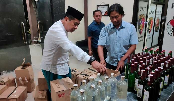 Razia di Bulan Ramadan, Polres Jombang Amankan Ratusan Botol Miras dari 8 Penjual Razia di Bulan Ramadan, Polres Jombang Amankan Ratusan Botol Miras dari 8 Penjual