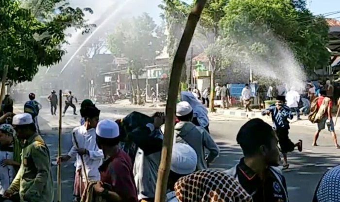 Gelar Aksi Solidaritas People Power, Ratusan Massa Demo Mapolres Pamekasan