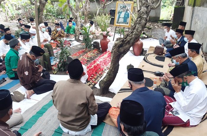 Puncaki Harlah NU ke-98, PCNU Sidoarjo Ziarahi Makam Masyayikh Puncaki Harlah NU ke-98, PCNU Sidoarjo Ziarahi Makam Masyayikh