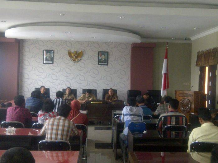 Warga Guyangan Nganjuk Nglurug ke Kantor DPRD Warga Guyangan Nganjuk Nglurug ke Kantor DPRD