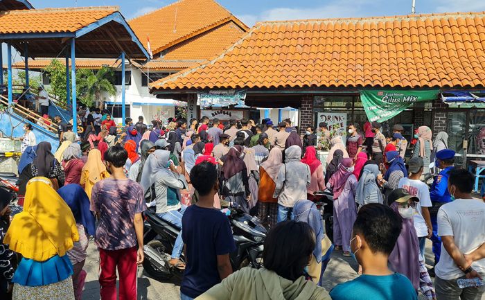 Vaksinasi di ASDP Diserbu Warga Bangkalan, Antrean Tembus 2.000 Orang Vaksinasi di ASDP Diserbu Warga Bangkalan, Antrean Tembus 2.000 Orang