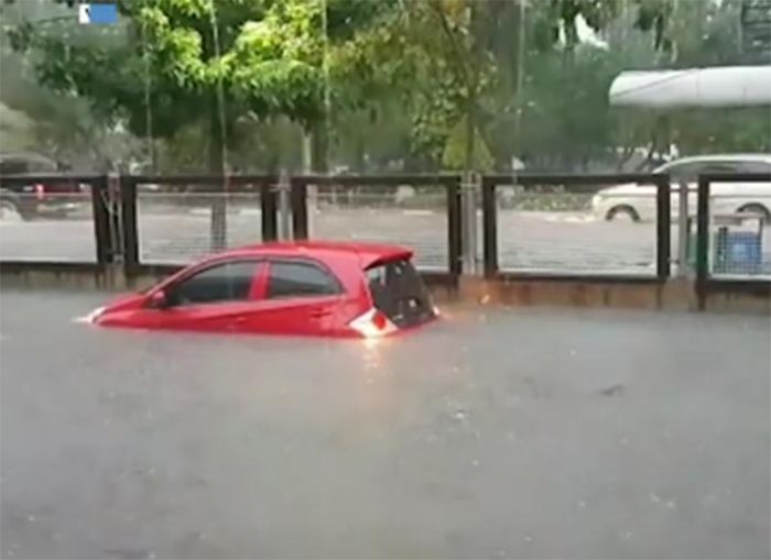 Surabaya Banjir, Banyak Mobil di Jalan Raya Tenggelam Hingga Jendela Surabaya Banjir, Banyak Mobil di Jalan Raya Tenggelam Hingga Jendela