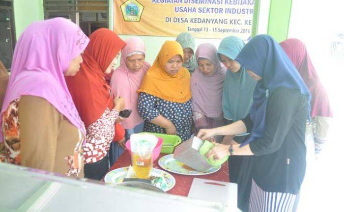 Diskop Gresik Latih Ibu Rumah Tangga Buat Aneka Menu Olahan Bandeng Diskop Gresik Latih Ibu Rumah Tangga Buat Aneka Menu Olahan Bandeng