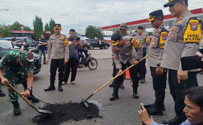Minimalisir Angka Kecelakaan Lalu Lintas, Polres Jombang Gandeng Kodim 0814 Tambal Jalan Berlubang