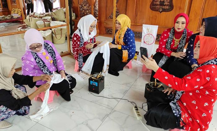 Kagumi Merico Bolong, Koleksi Batik IKM Kota Mojokerto Diserbu Istri Pj Kepala Daerah se-Jatim Kagumi Merico Bolong, Koleksi Batik IKM Kota Mojokerto Diserbu Istri Pj Kepala Daerah se-Jatim