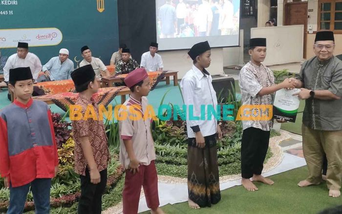 Ponpes Wali Barokah Kediri Gelar Buka Puasa Bersama Sekaligus Santunan Anak Yatim Ponpes Wali Barokah Kediri Gelar Buka Puasa Bersama Sekaligus Santunan Anak Yatim