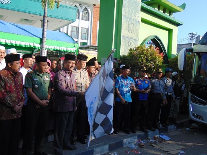 881 Calon Haji dari Pamekasan Diberangkatkan 881 Calon Haji dari Pamekasan Diberangkatkan
