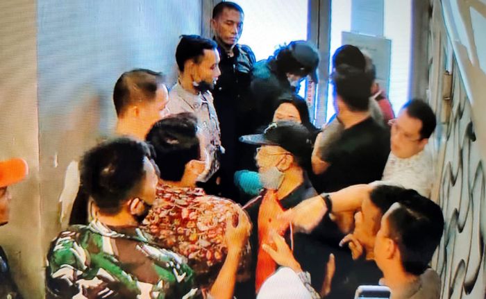 Protes Peraturan Baru Manajemen, Penghuni Apartemen Puri Mas Gunung Anyar Rusak Pintu Kolam Renang Protes Peraturan Baru Manajemen, Penghuni Apartemen Puri Mas Gunung Anyar Rusak Pintu Kolam Renang