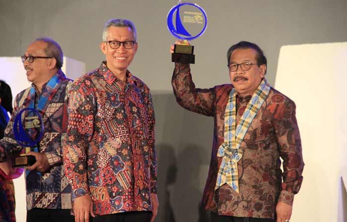 Pakde Karwo Raih Penghargaan KDI di Makassar Pakde Karwo Raih Penghargaan KDI di Makassar