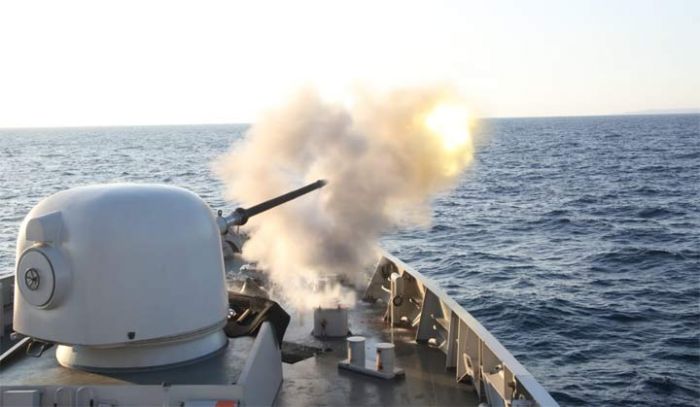 Bantuan Tembakan Kapal Meriam KRI SIM-367 Hancurkan Sasaran