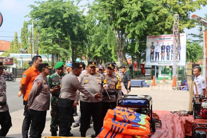 Pimpin Apel Gabungan, Kapolres Pamekasan Tekankan 8 Hal ini Guna Hadapi Bencana Hidrometeorologi Pimpin Apel Gabungan, Kapolres Pamekasan Tekankan 8 Hal ini Guna Hadapi Bencana Hidrometeorologi