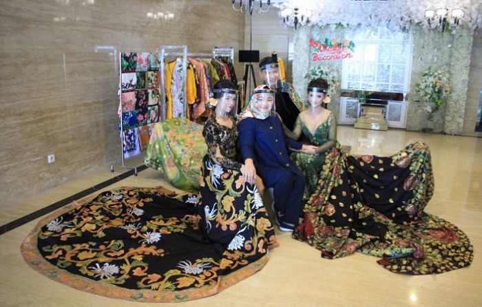 Fashion Designer Ternama, Open Gate "Galeri Batik" di Royal Singosari Cendana Fashion Designer Ternama, Open Gate "Galeri Batik" di Royal Singosari Cendana