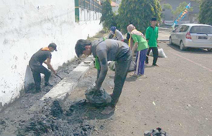 Peringati Hari Air, Mastapala STAIN Pamekasan Bersihkan Lingkungan Kampus Peringati Hari Air, Mastapala STAIN Pamekasan Bersihkan Lingkungan Kampus