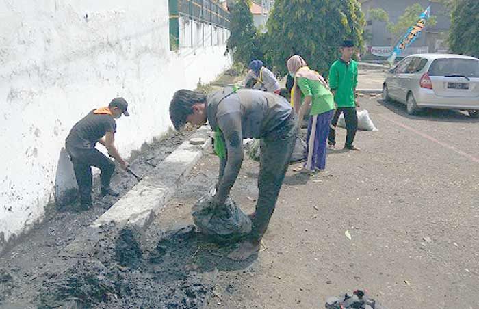 Peringati Hari Air, Mastapala STAIN Pamekasan Bersihkan Lingkungan Kampus