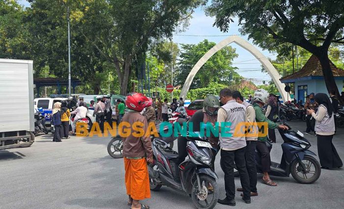 Puluhan Kendaraan Bermotor Terjaring saat Operasi Taat Pajak di Terminal Bangkalan