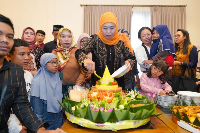 Khofifah Tumpengan dan Berbagi Pengalaman dengan Penyandang Disabilitas di Kediamannya Khofifah Tumpengan dan Berbagi Pengalaman dengan Penyandang Disabilitas di Kediamannya