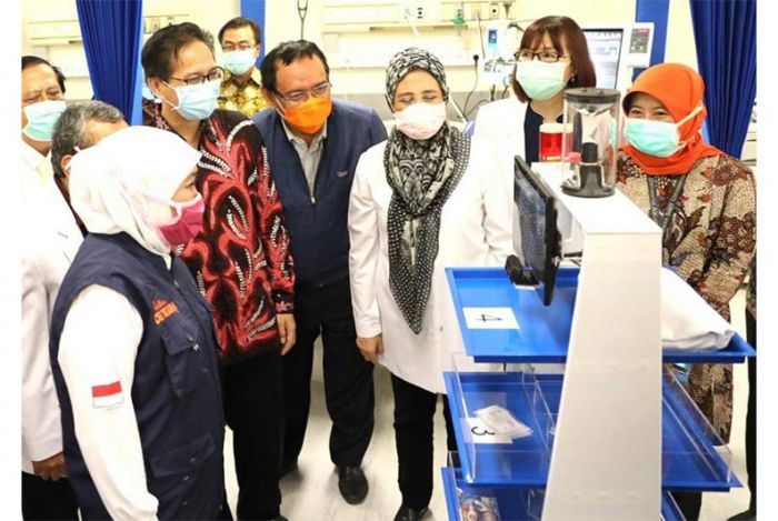 Apresiasi Si RAISA, Khofifah Ingin Kembangkan Robot Serupa untuk RS Lain yang Tangani Covid-19 Apresiasi Si RAISA, Khofifah Ingin Kembangkan Robot Serupa untuk RS Lain yang Tangani Covid-19