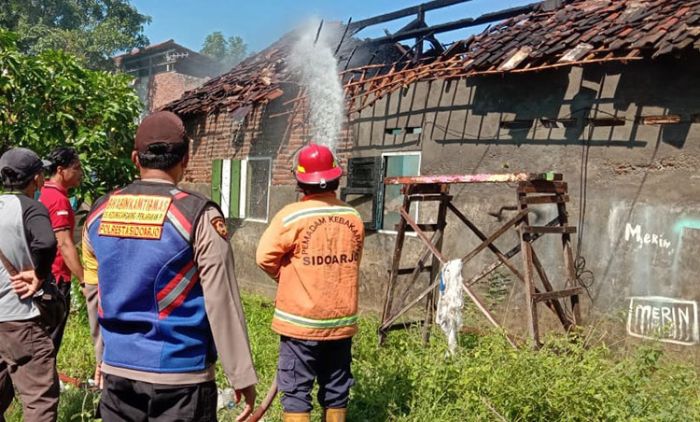 Rumah di Sidoarjo Terbakar, Diduga Akibat Obat Nyamuk Bakar Menyambar Kasur Berbahan Kapuk Rumah di Sidoarjo Terbakar, Diduga Akibat Obat Nyamuk Bakar Menyambar Kasur Berbahan Kapuk