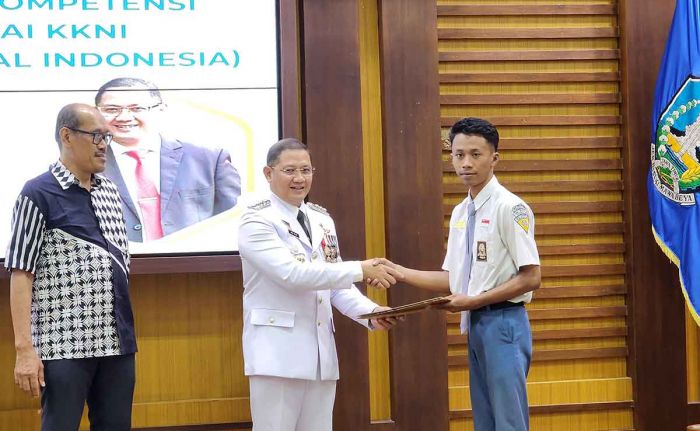 Dindik Jatim Serahkan Sertifikat Kompetensi dari LSK Berstandar Nasional ke 72 Pelajar Dindik Jatim Serahkan Sertifikat Kompetensi dari LSK Berstandar Nasional ke 72 Pelajar