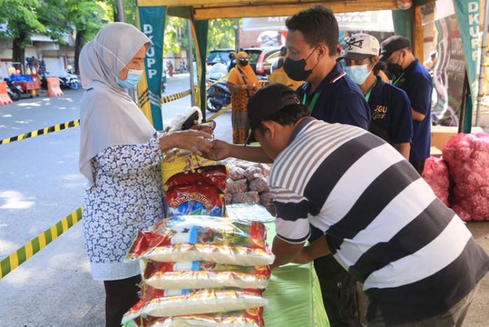 Gelar Pasar Murah di Probolinggo, Bulog Pastikan Stok Kebutuhan Pangan Masih Tesedia Gelar Pasar Murah di Probolinggo, Bulog Pastikan Stok Kebutuhan Pangan Masih Tesedia