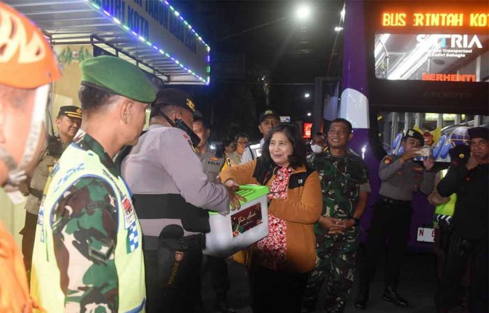 Lewatkan Malam Pergantian Tahun, Pj Wali Kota Kediri Kunjungi Pos Pengamanan dan Pelayanan Nataru Lewatkan Malam Pergantian Tahun, Pj Wali Kota Kediri Kunjungi Pos Pengamanan dan Pelayanan Nataru