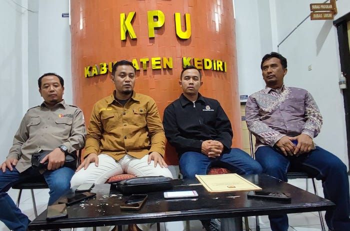 KPU Kabupaten Kediri Minta Masyarakat Ikuti Tahap Penghitungan Suara dan Rekap Sampai Tuntas KPU Kabupaten Kediri Minta Masyarakat Ikuti Tahap Penghitungan Suara dan Rekap Sampai Tuntas