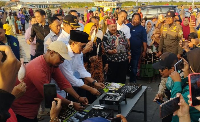 Dihadiri Bupati-Wabup Pamekasan, Bakar Ikan dan Pameran UMKM Meriahkan HUT Desa Branta Pesisir Dihadiri Bupati-Wabup Pamekasan, Bakar Ikan dan Pameran UMKM Meriahkan HUT Desa Branta Pesisir