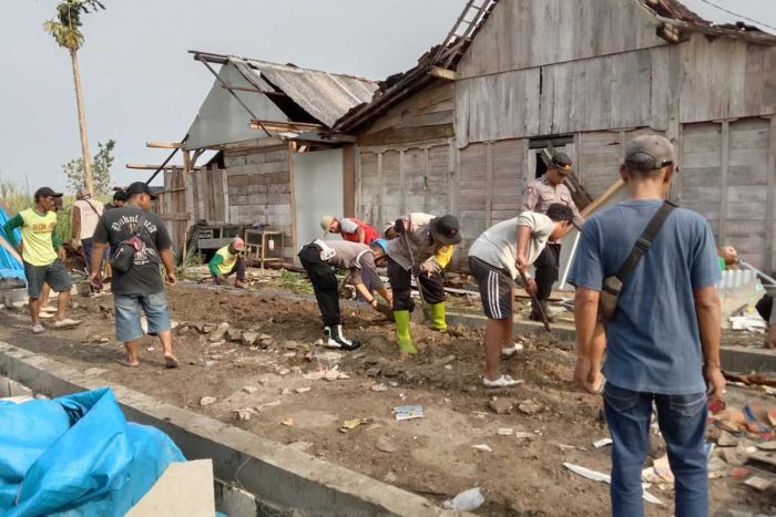 TNI dan Polri di Ngawi Bangun Rumah Terdampak Puting Beliung TNI dan Polri di Ngawi Bangun Rumah Terdampak Puting Beliung