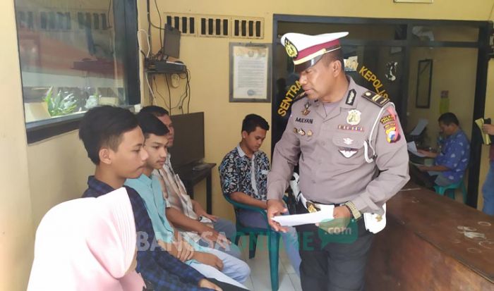 Pemuda yang Videonya Viral karena Mandi Sambil Berkendara di Jombang Akhirnya Diciduk Polisi Pemuda yang Videonya Viral karena Mandi Sambil Berkendara di Jombang Akhirnya Diciduk Polisi