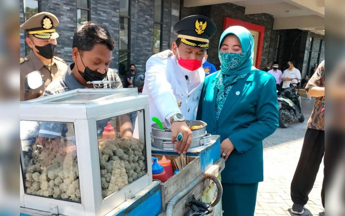 Berkah HUT Kemerdekaan RI, Dagangan Pentol Pak Yanto Ludes Diborong Plt Bupati Nganjuk