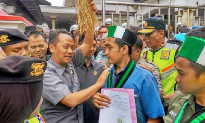 ​Demo UU KPK dan RUU KUHP, Mahasiswa Hadiahi Sapu Ketua DPRD Kota Blitar