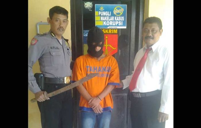 Keponakan Dikeroyok, Pria Bertato Ngamuk Bawa Pedang Keponakan Dikeroyok, Pria Bertato Ngamuk Bawa Pedang