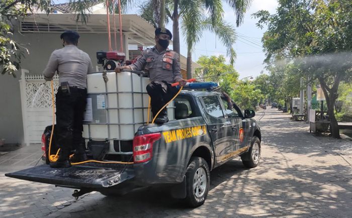 Cegah Sebaran Covid-19, Samapta Polres Mojokerto Kota Gelar Penyemprotan Disinfektan