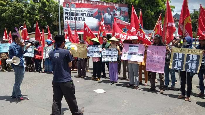 Tolak UU MD3, KRPK Blitar Lakukan Aksi Tutup Mulut Tolak UU MD3, KRPK Blitar Lakukan Aksi Tutup Mulut