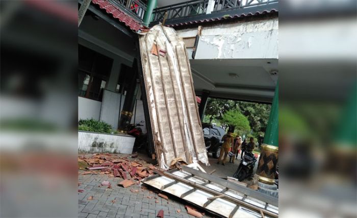 Atap Teras Pendopo Pemkab Jember Ambruk, Staf dan Pejabat Bungkam Atap Teras Pendopo Pemkab Jember Ambruk, Staf dan Pejabat Bungkam