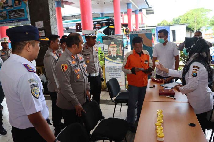 Jelang Lebaran, Polres Ngawi Gelar Tes Urin Awak Armada Bus di Terminal Kertonegoro Jelang Lebaran, Polres Ngawi Gelar Tes Urin Awak Armada Bus di Terminal Kertonegoro