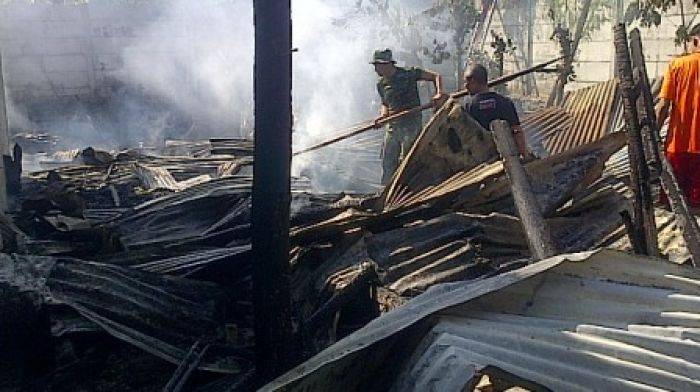 Masak Air dan Ditinggal Kerja, Tiga Rumah di Kediri Terbakar Masak Air dan Ditinggal Kerja, Tiga Rumah di Kediri Terbakar